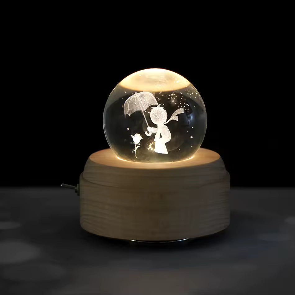 Ma Boîte Enchantée – Boîte à musique petit garçon en cristal et bois de hêtre